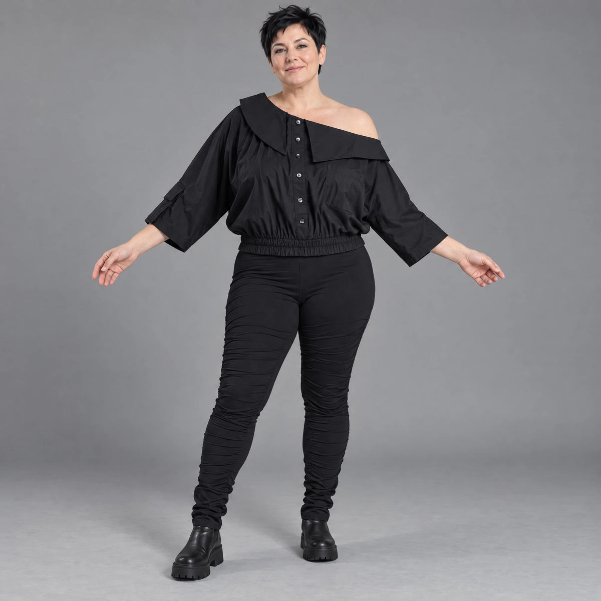 Oversize Offshoulder Bluse mit Kragen aus weicher Baumwollmischung und elastischem Saum