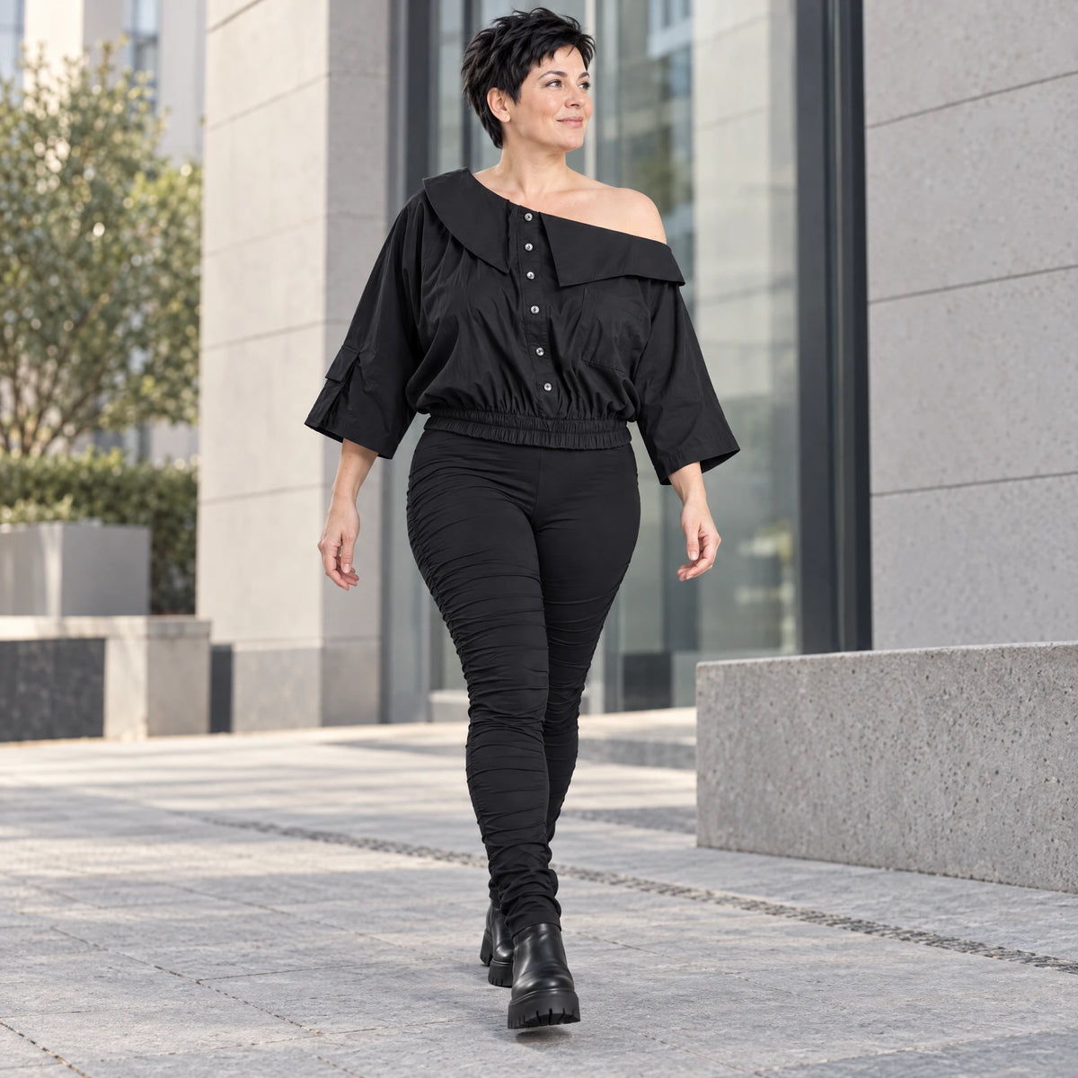 Oversize Offshoulder Bluse mit Kragen aus weicher Baumwollmischung und elastischem Saum