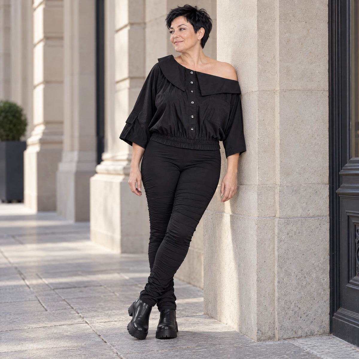 Oversize Offshoulder Bluse mit Kragen aus weicher Baumwollmischung und elastischem Saum