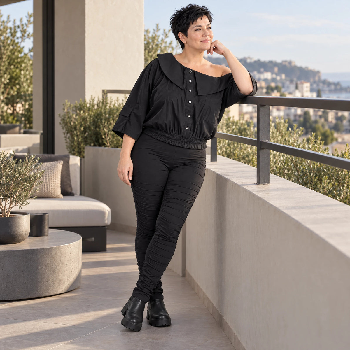 Oversize Offshoulder Bluse mit Kragen aus weicher Baumwollmischung und elastischem Saum