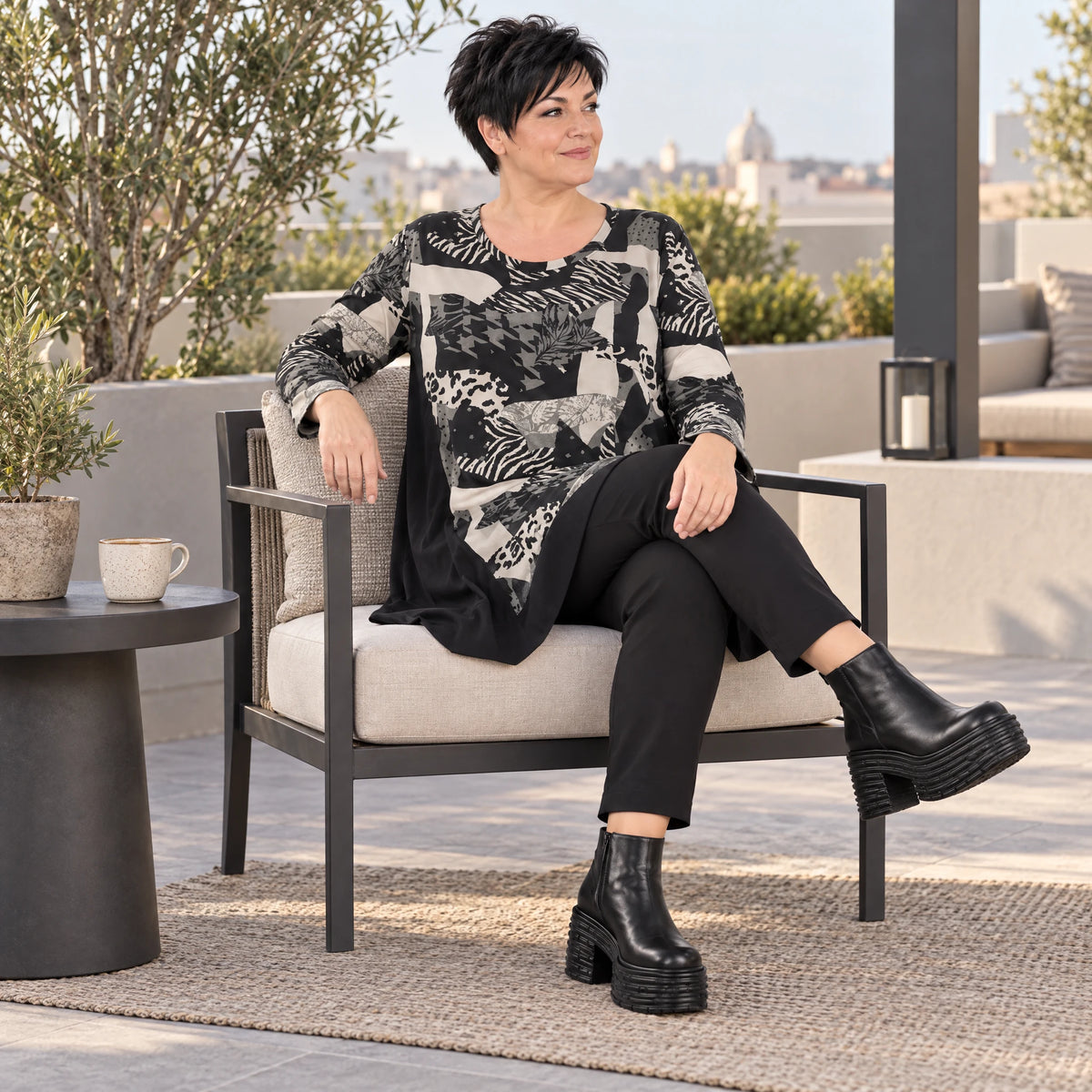 A-Form Shirt in Schwarznatur mit Jacquardmuster aus Viskose Oversize weit mit Rundhals