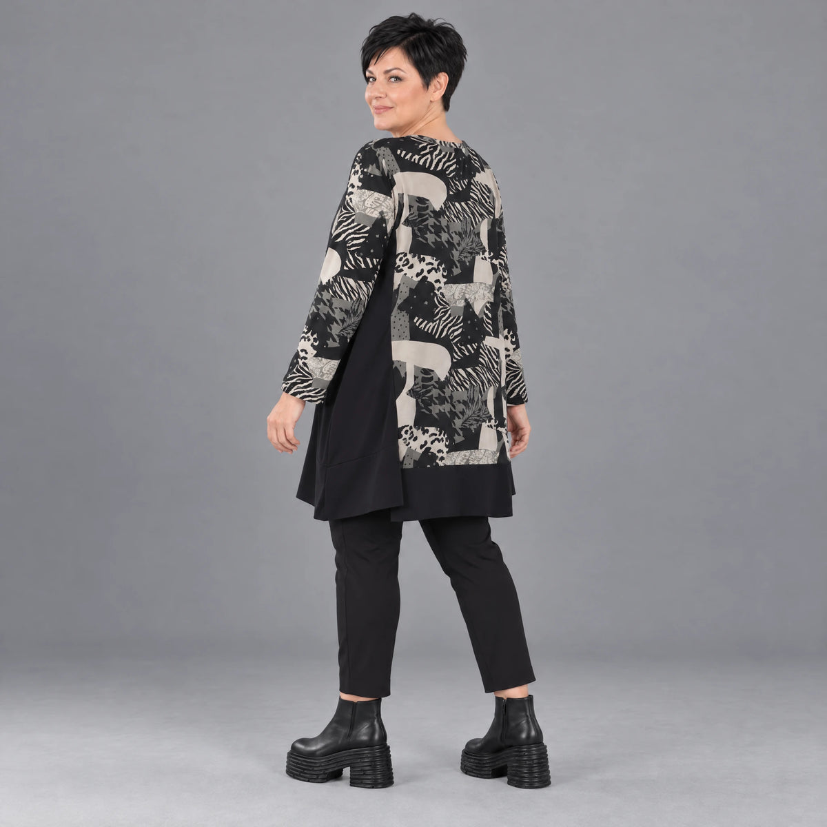A-Form Shirt in Schwarznatur mit Jacquardmuster aus Viskose Oversize weit mit Rundhals
