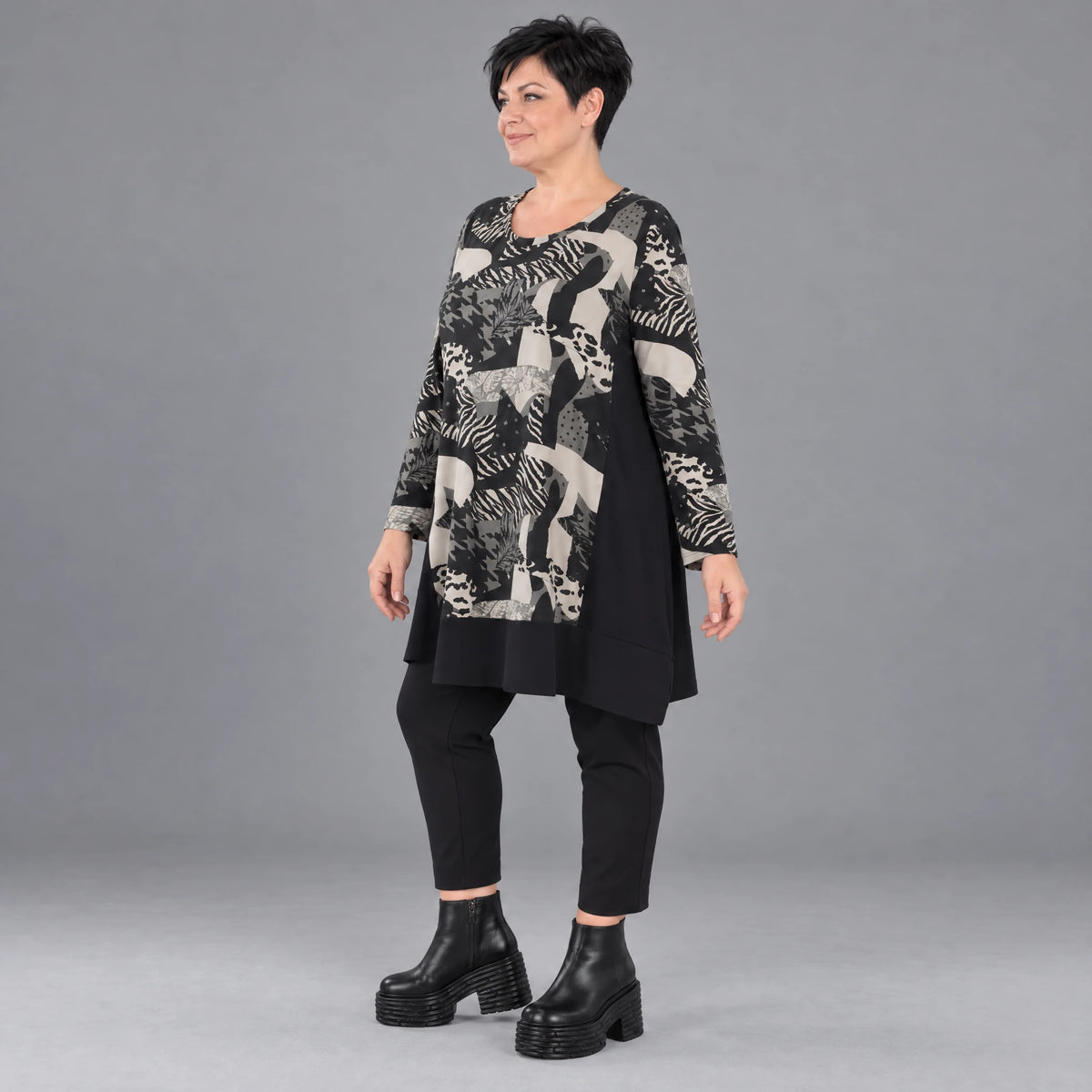 A-Form Shirt in Schwarznatur mit Jacquardmuster aus Viskose Oversize weit mit Rundhals