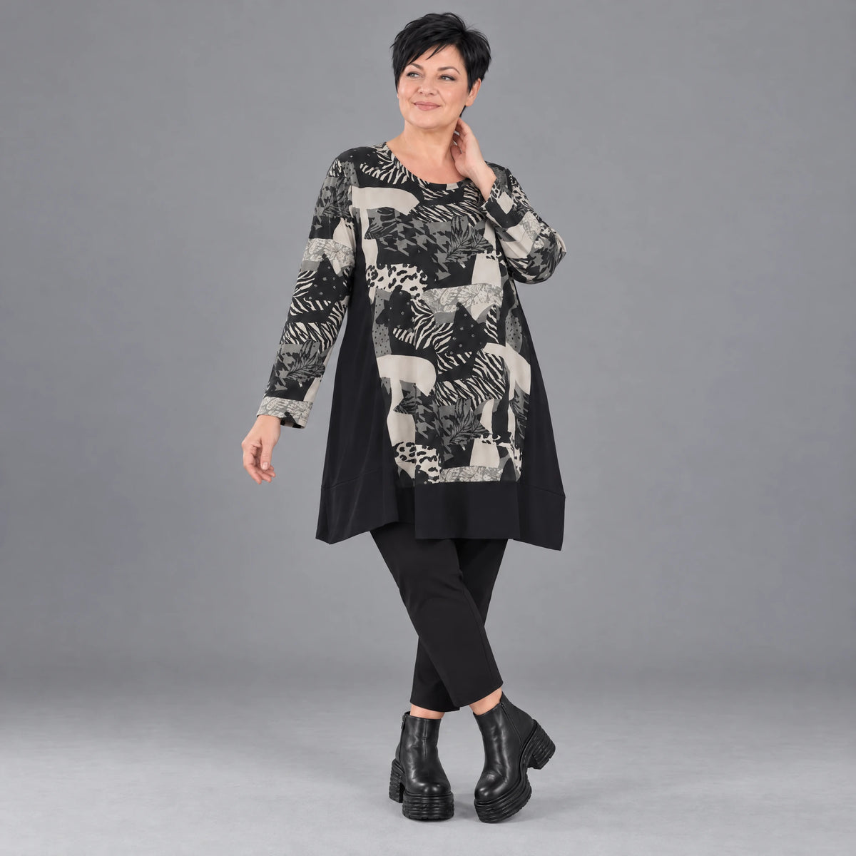 A-Form Shirt in Schwarznatur mit Jacquardmuster aus Viskose Oversize weit mit Rundhals