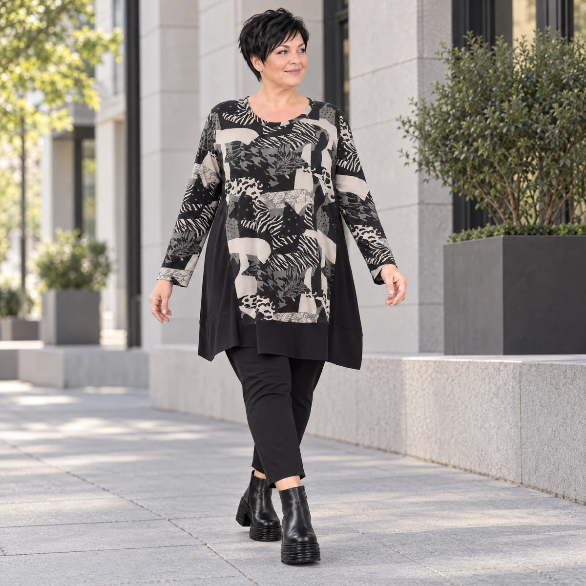 A-Form Shirt in Schwarznatur mit Jacquardmuster aus Viskose Oversize weit mit Rundhals