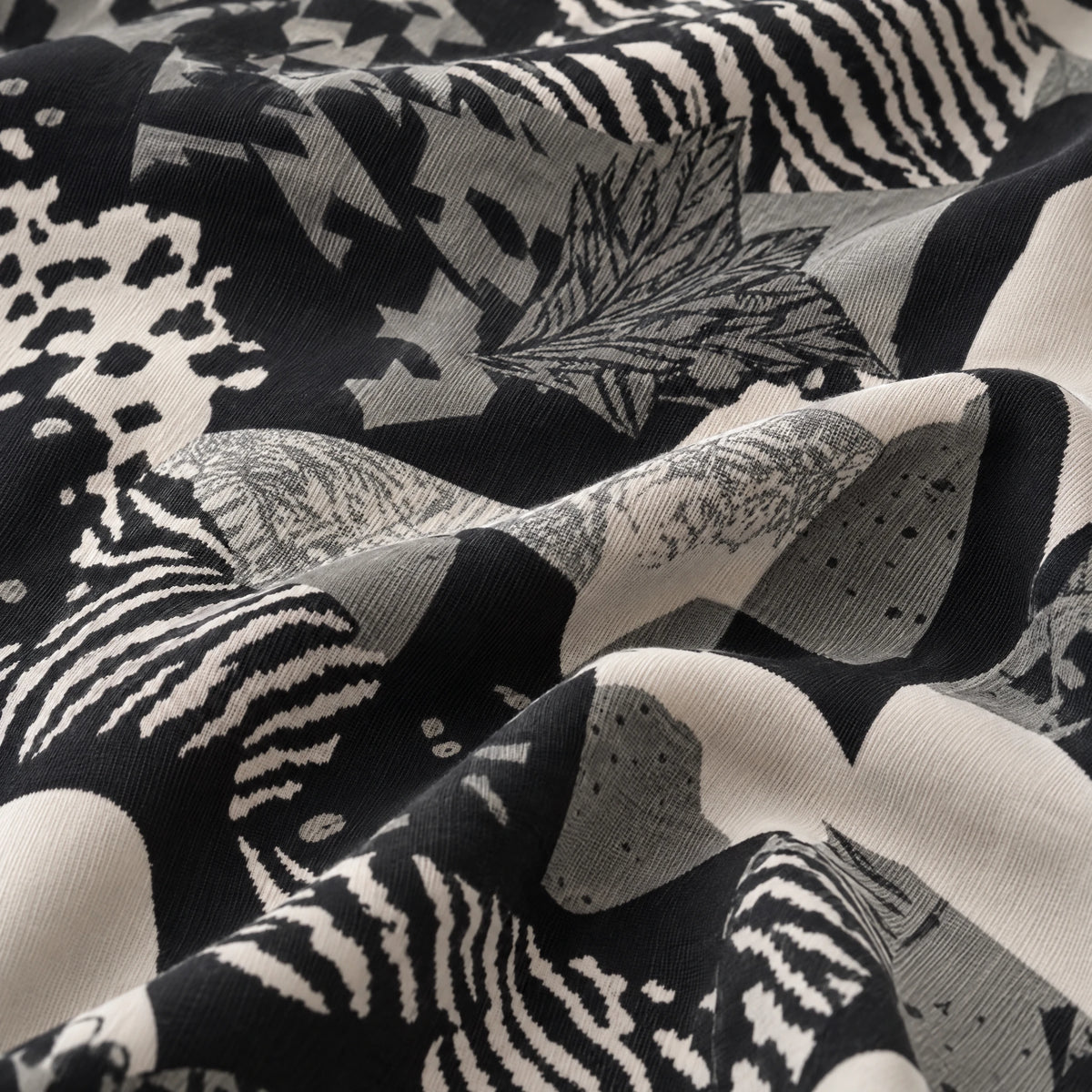 A-Form Shirt in Schwarznatur mit Jacquardmuster aus Viskose Oversize weit mit Rundhals Stoff
