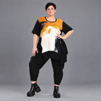 Schwarzes Jerseyshirt mit abstraktem Druck Rundhals Halbarm geradem Schnitt Taschen