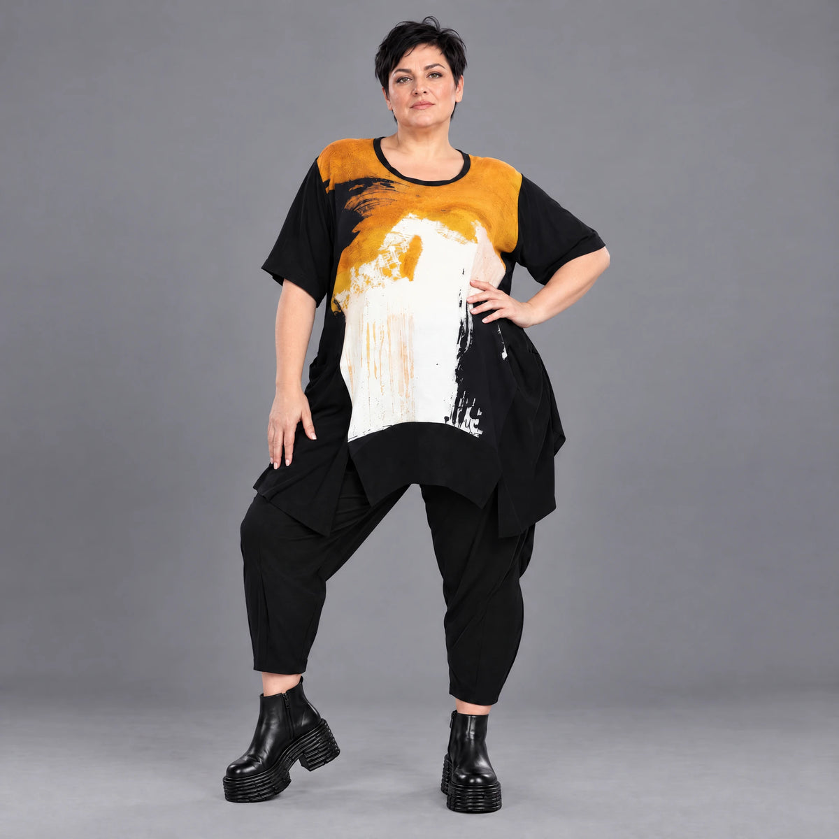 Schwarzes Jerseyshirt mit abstraktem Druck Rundhals Halbarm geradem Schnitt Taschen