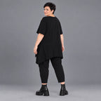 Schwarzes Jerseyshirt mit abstraktem Druck Rundhals Halbarm geradem Schnitt Taschen