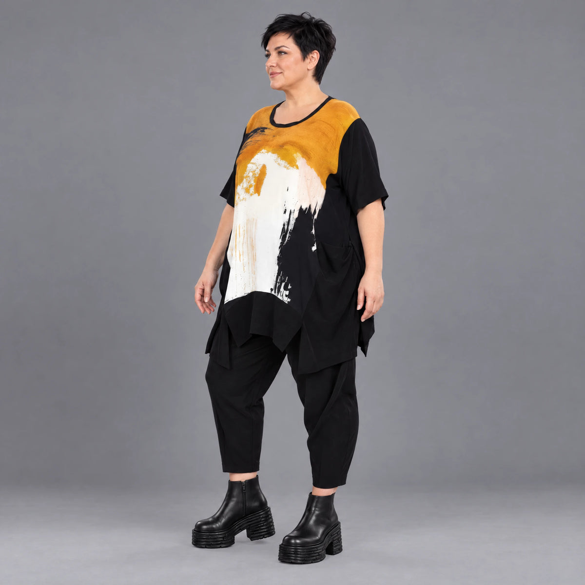 Schwarzes Jerseyshirt mit abstraktem Druck Rundhals Halbarm geradem Schnitt Taschen