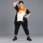 Schwarzes Jerseyshirt mit abstraktem Druck Rundhals Halbarm geradem Schnitt Taschen