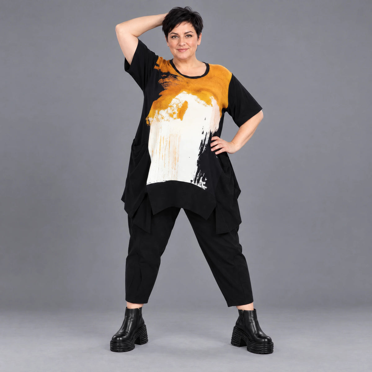 Schwarzes Jerseyshirt mit abstraktem Druck Rundhals Halbarm geradem Schnitt Taschen