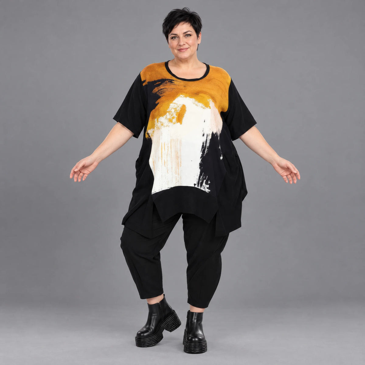 Schwarzes Jerseyshirt mit abstraktem Druck Rundhals Halbarm geradem Schnitt Taschen