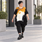 Schwarzes Jerseyshirt mit abstraktem Druck Rundhals Halbarm geradem Schnitt Taschen