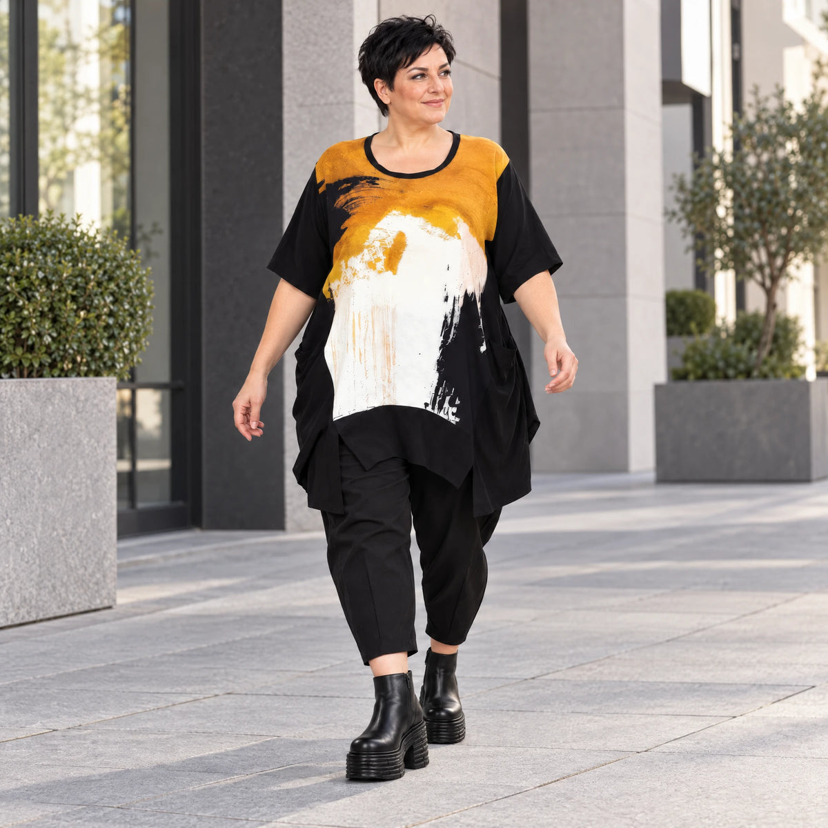 Schwarzes Jerseyshirt mit abstraktem Druck Rundhals Halbarm geradem Schnitt Taschen