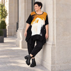 Schwarzes Jerseyshirt mit abstraktem Druck Rundhals Halbarm geradem Schnitt Taschen
