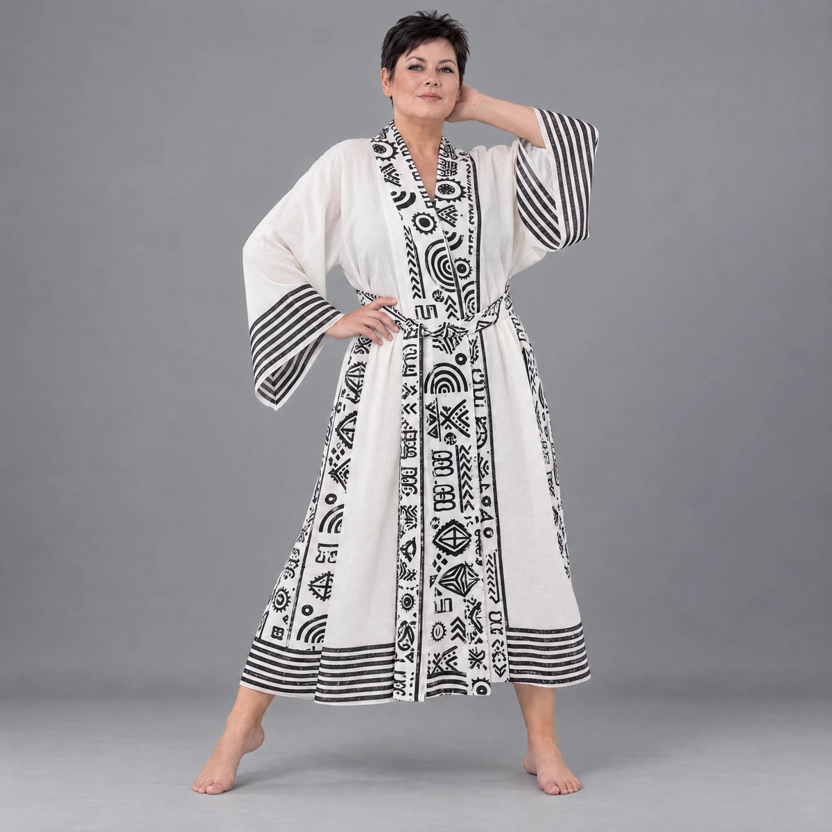 Kimono in ecru Leinenoptik mit Schalkragen Trompetenärmeln Bandgürtel und Beuteltasche