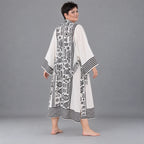 Kimono in ecru Leinenoptik mit Schalkragen Trompetenärmeln Bandgürtel und Beuteltasche