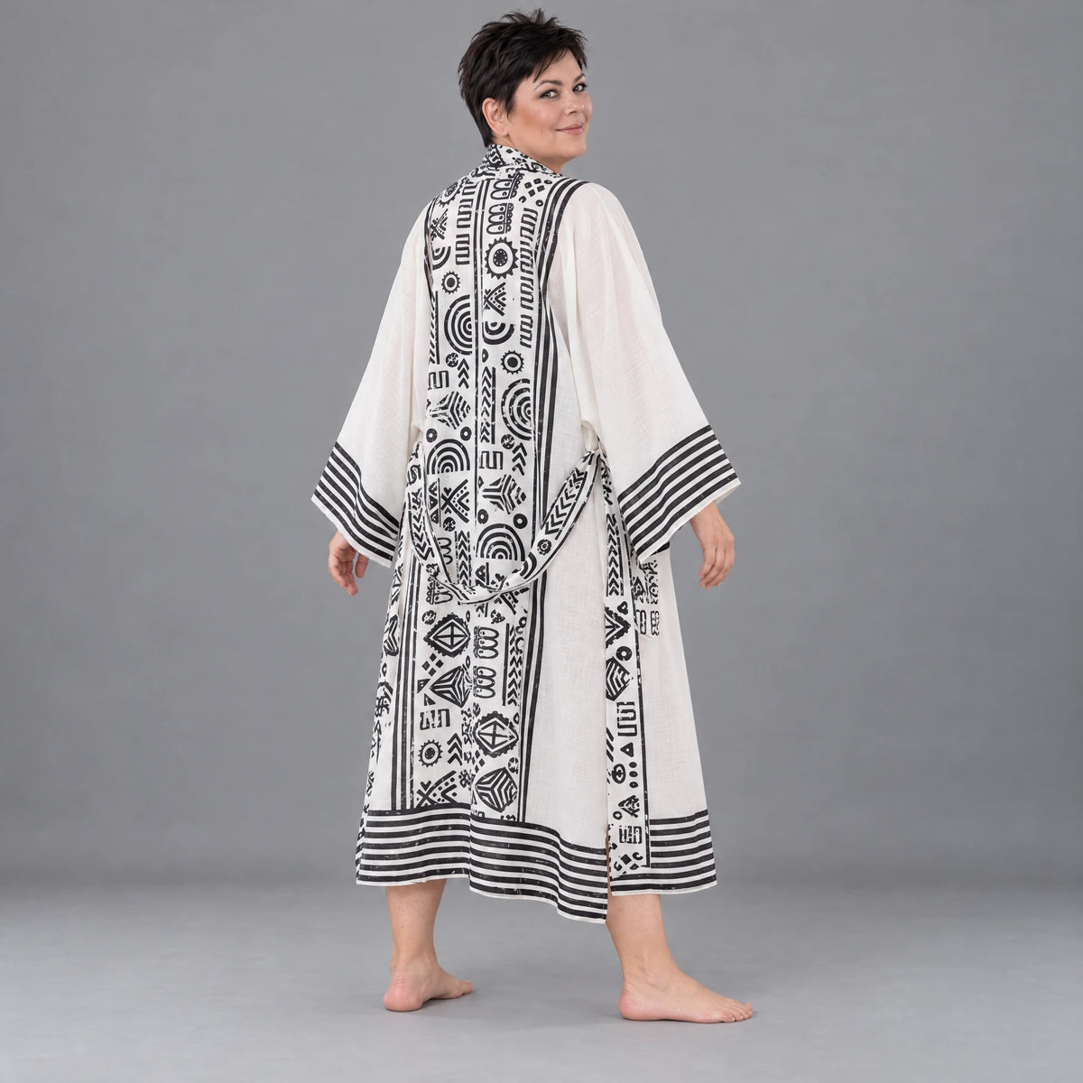 Kimono in ecru Leinenoptik mit Schalkragen Trompetenärmeln Bandgürtel und Beuteltasche