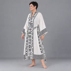 Kimono in ecru Leinenoptik mit Schalkragen Trompetenärmeln Bandgürtel und Beuteltasche