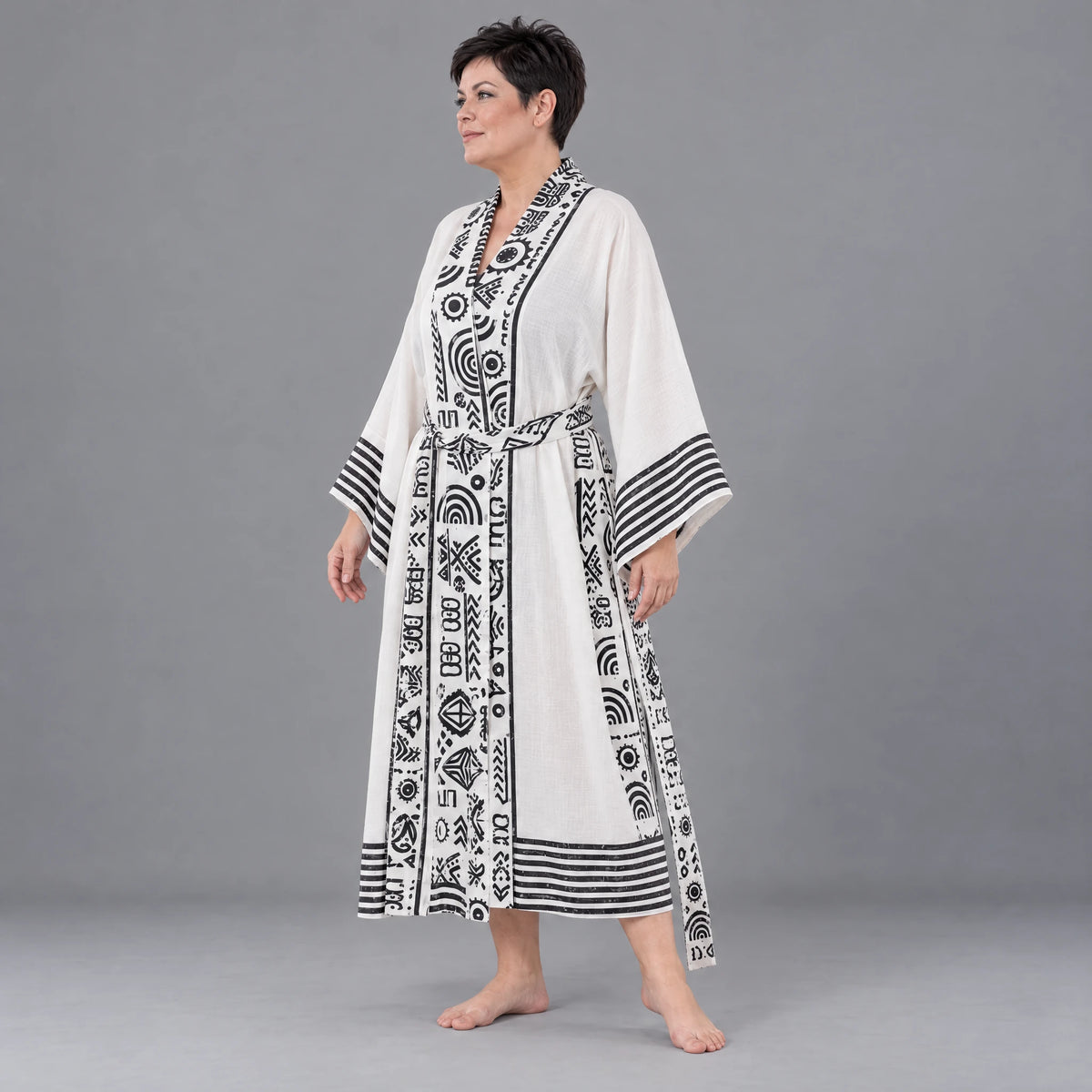 Kimono in ecru Leinenoptik mit Schalkragen Trompetenärmeln Bandgürtel und Beuteltasche