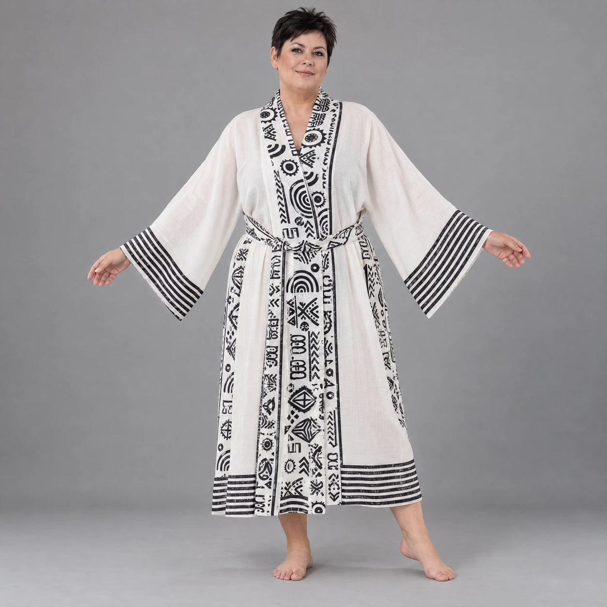 Kimono in ecru Leinenoptik mit Schalkragen Trompetenärmeln Bandgürtel und Beuteltasche