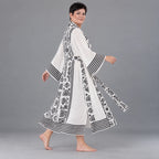 Kimono in ecru Leinenoptik mit Schalkragen Trompetenärmeln Bandgürtel und Beuteltasche