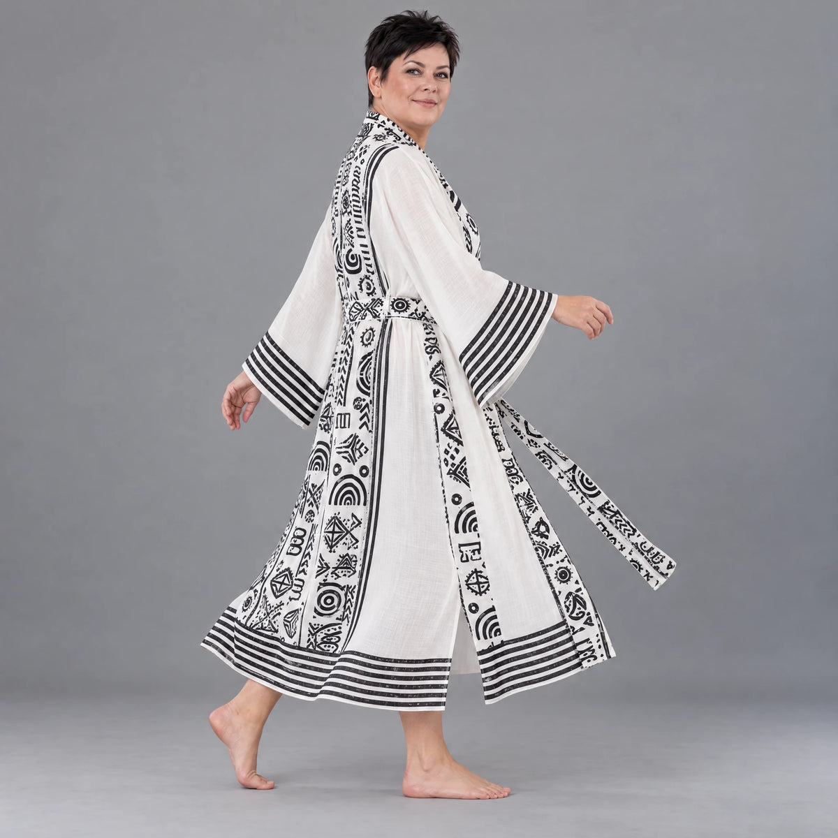 Kimono in ecru Leinenoptik mit Schalkragen Trompetenärmeln Bandgürtel und Beuteltasche