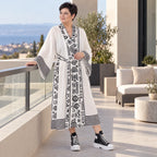Kimono in ecru Leinenoptik mit Schalkragen Trompetenärmeln Bandgürtel und Beuteltasche