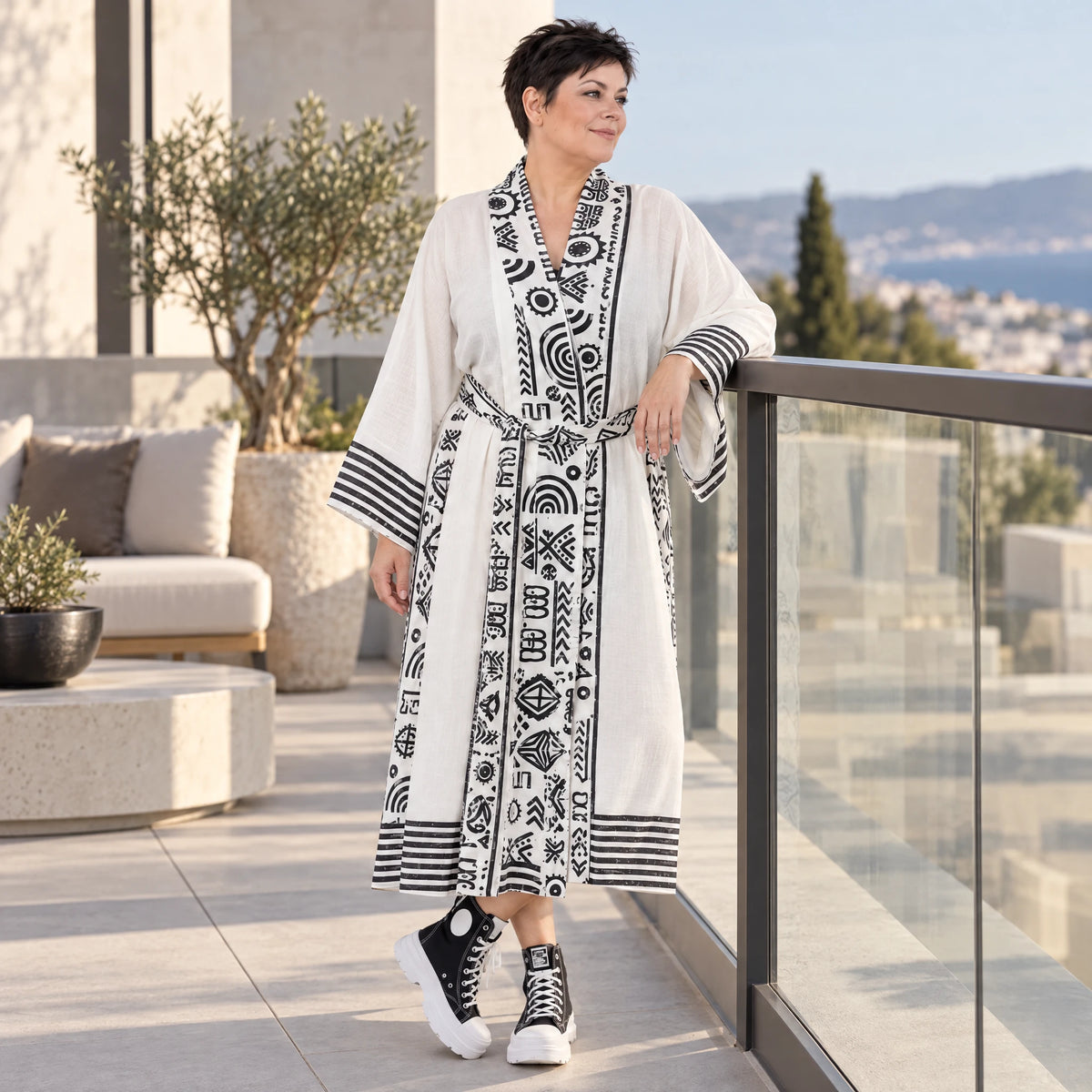 Kimono in ecru Leinenoptik mit Schalkragen Trompetenärmeln Bandgürtel und Beuteltasche