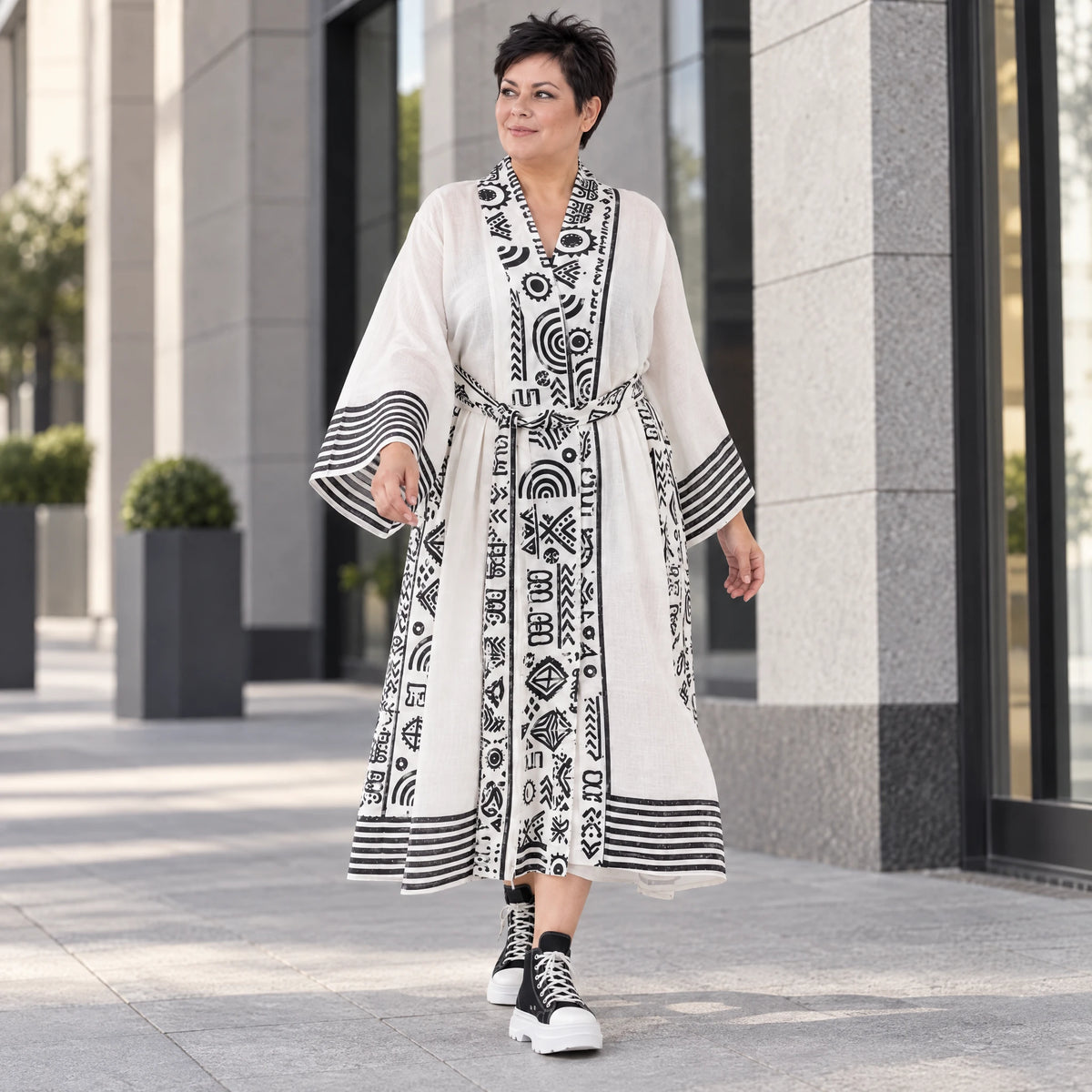Kimono in ecru Leinenoptik mit Schalkragen Trompetenärmeln Bandgürtel und Beuteltasche