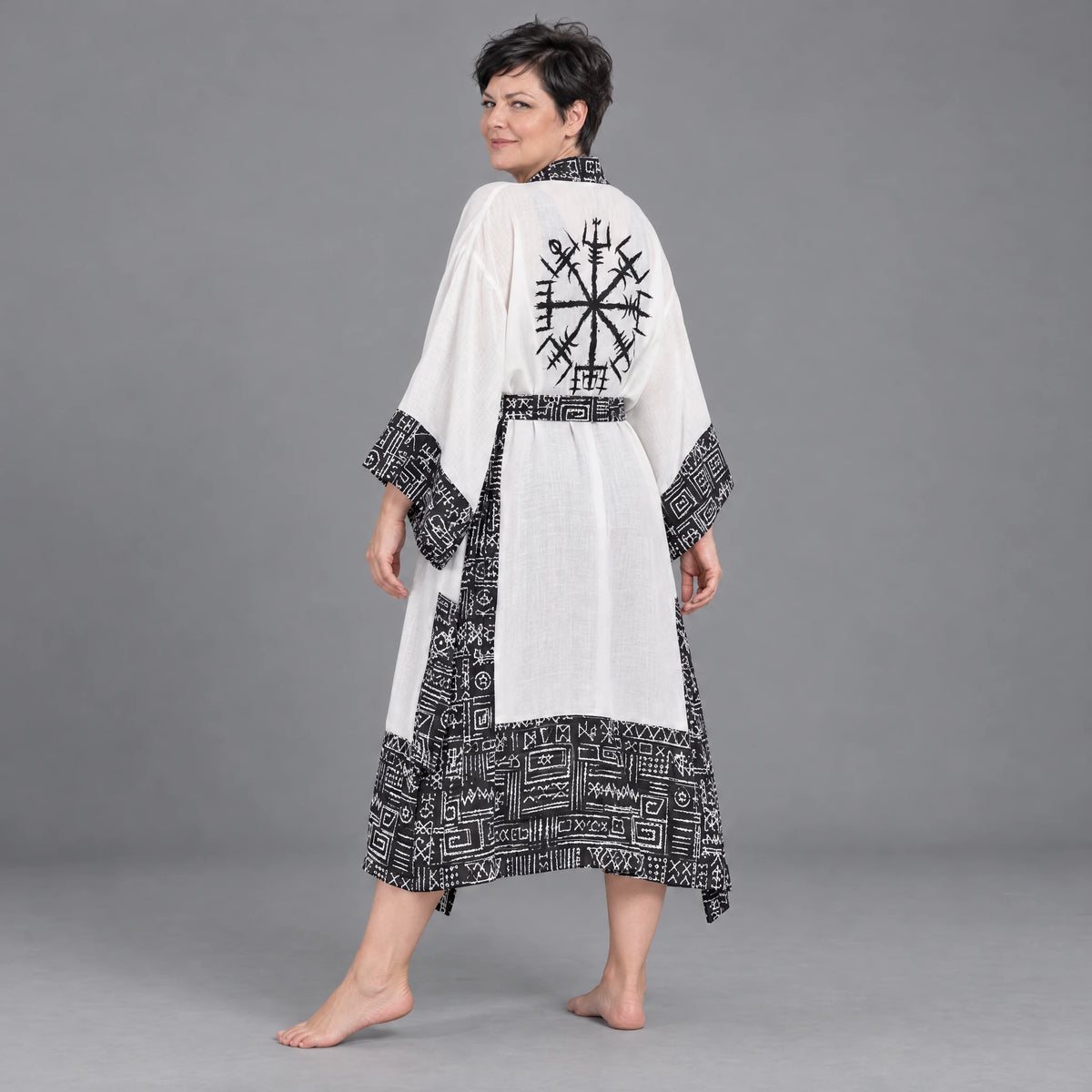 Ecru Kimono mit Aztecmuster in Leinenoptik Trompetenärmeln Schalkragen und Bohogürtel