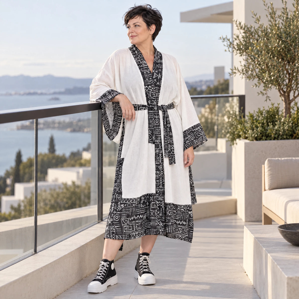 Ecru Kimono mit Aztecmuster in Leinenoptik Trompetenärmeln Schalkragen und Bohogürtel