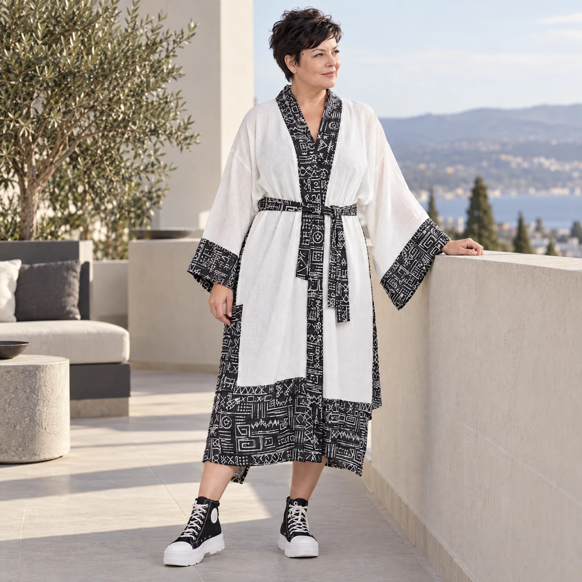 Ecru Kimono mit Aztecmuster in Leinenoptik Trompetenärmeln Schalkragen und Bohogürtel
