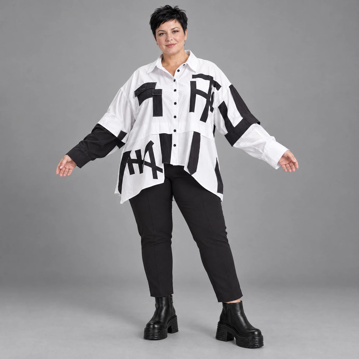 Popelineshirt mit Kragen Brusttaschen und kastigem Schnitt mit längerem Rückenteil Langarm