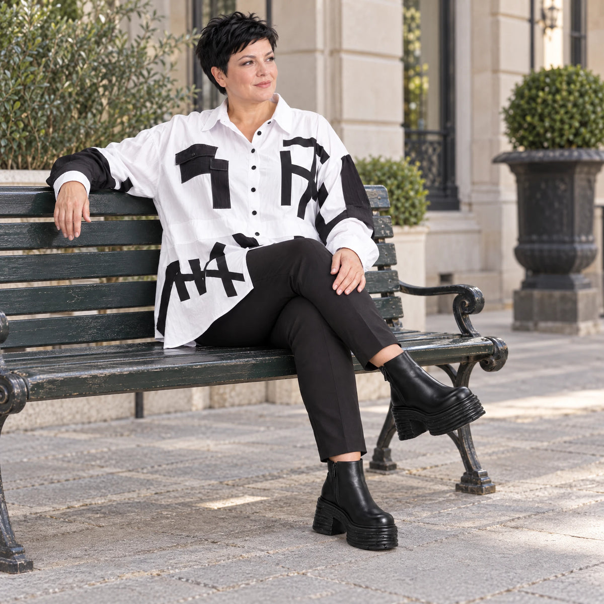 Popelineshirt mit Kragen Brusttaschen und kastigem Schnitt mit längerem Rückenteil Langarm