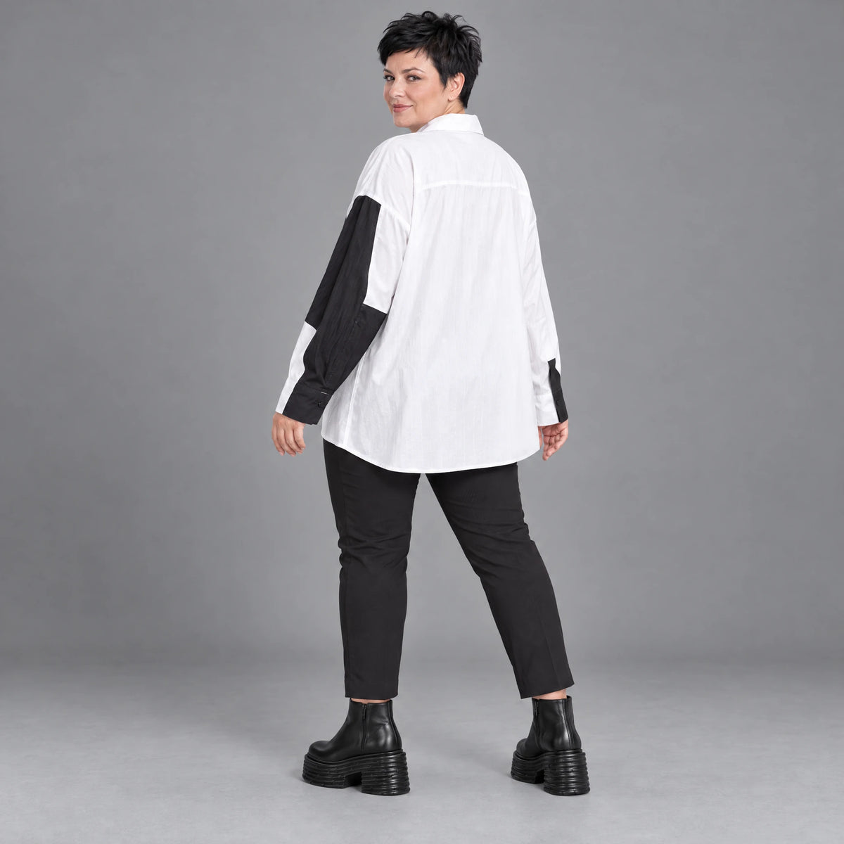Popelineshirt mit Kragen Brusttaschen und kastigem Schnitt mit längerem Rückenteil Langarm