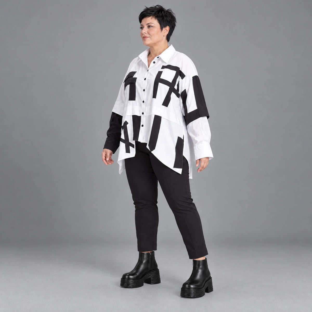 Popelineshirt mit Kragen Brusttaschen und kastigem Schnitt mit längerem Rückenteil Langarm