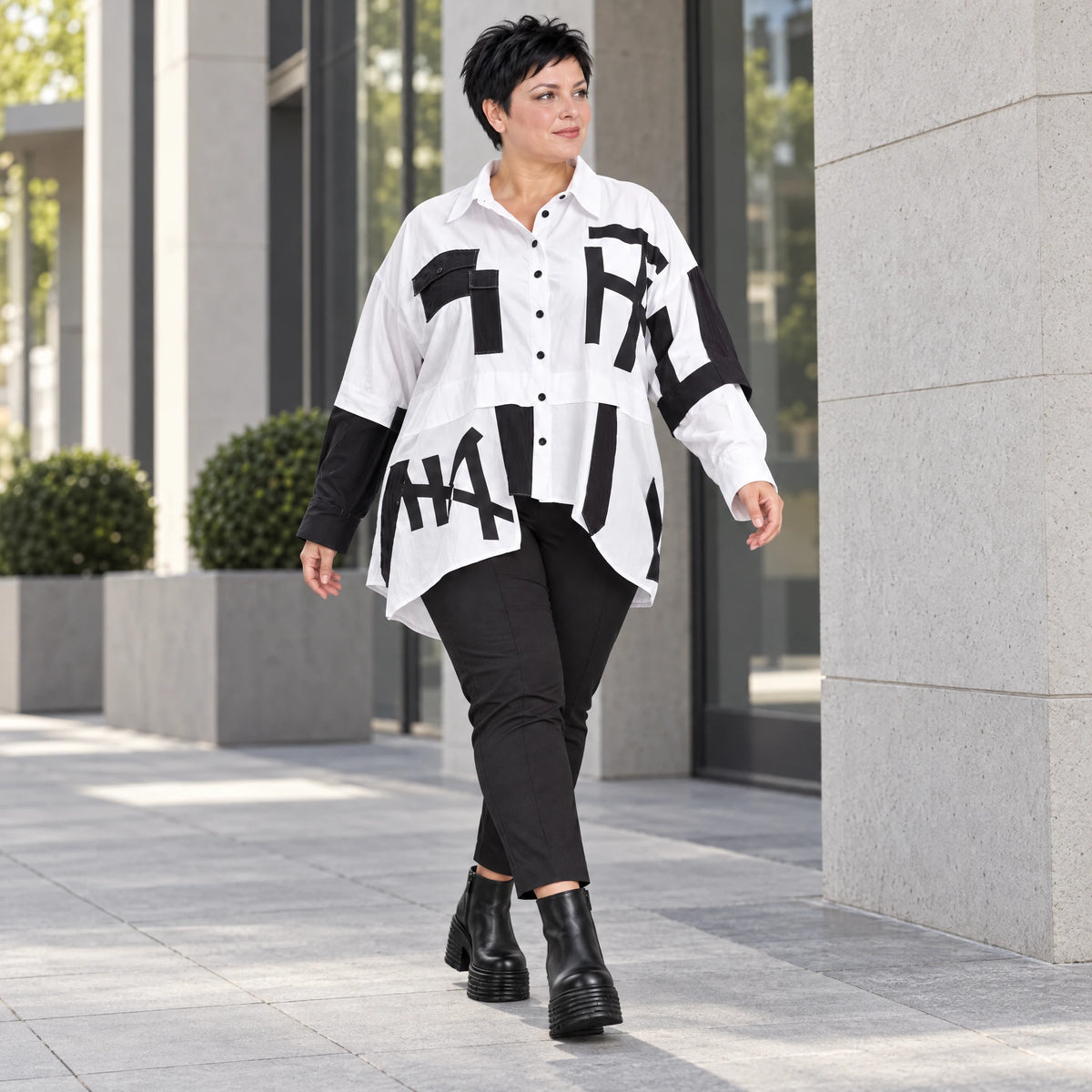 Popelineshirt mit Kragen Brusttaschen und kastigem Schnitt mit längerem Rückenteil Langarm