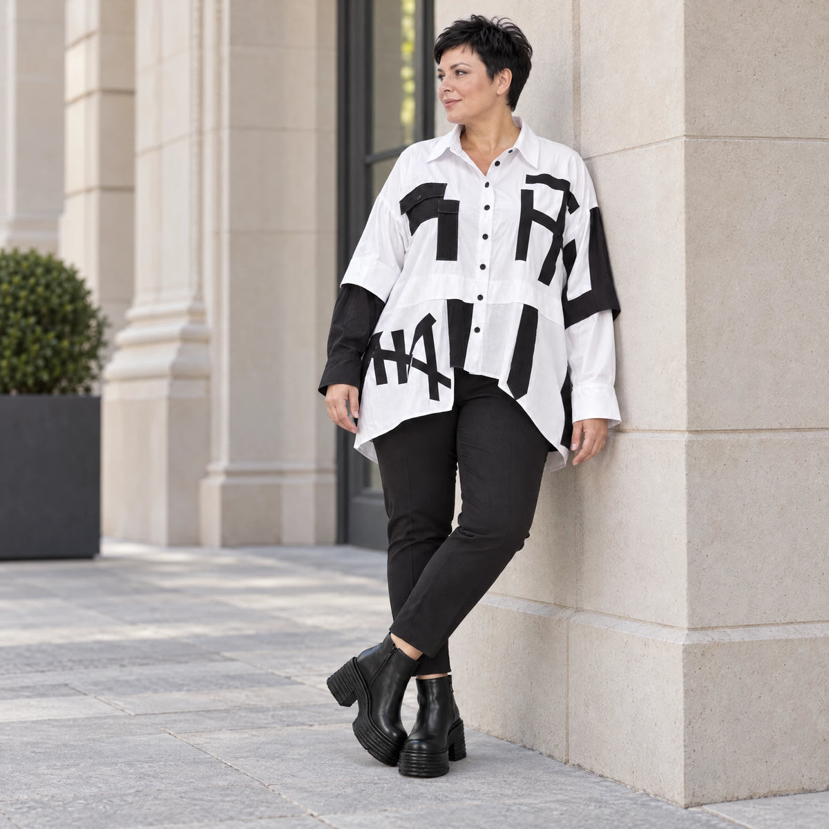 Popelineshirt mit Kragen Brusttaschen und kastigem Schnitt mit längerem Rückenteil Langarm