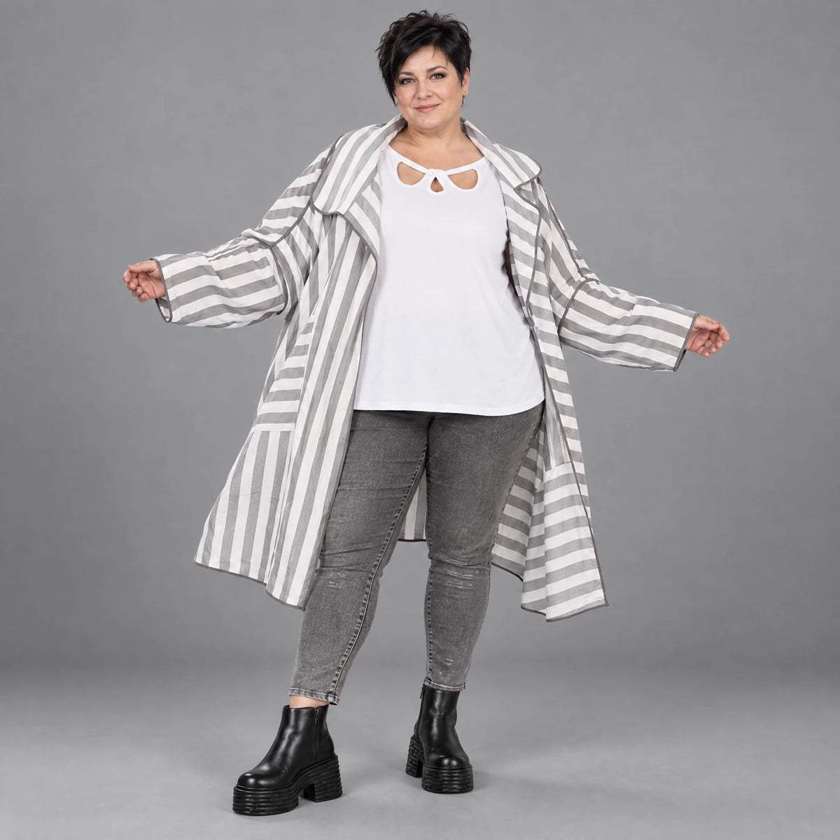 Oversizejacke in mehrfarbiger Blockstreifenoptik mit Reverskragen Viskosemix PlusSize