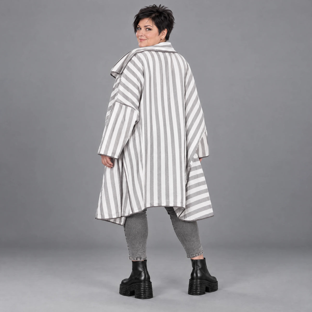 Oversizejacke in mehrfarbiger Blockstreifenoptik mit Reverskragen Viskosemix PlusSize