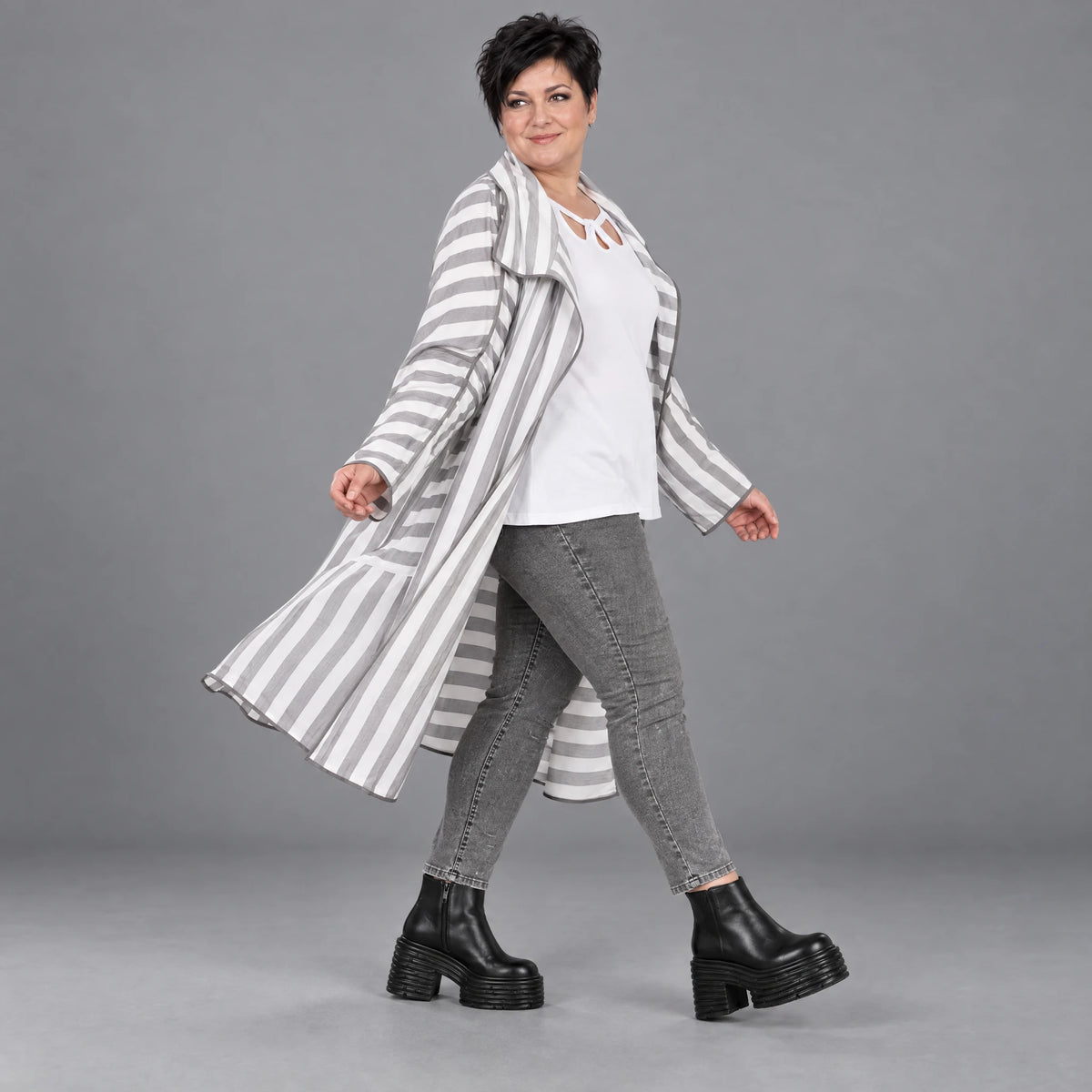 Oversizejacke in mehrfarbiger Blockstreifenoptik mit Reverskragen Viskosemix PlusSize