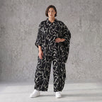 Jacke in Schwarzweiss mit Grafikmuster aus Popeline gerundetem Schnitt und Dreiviertelarm