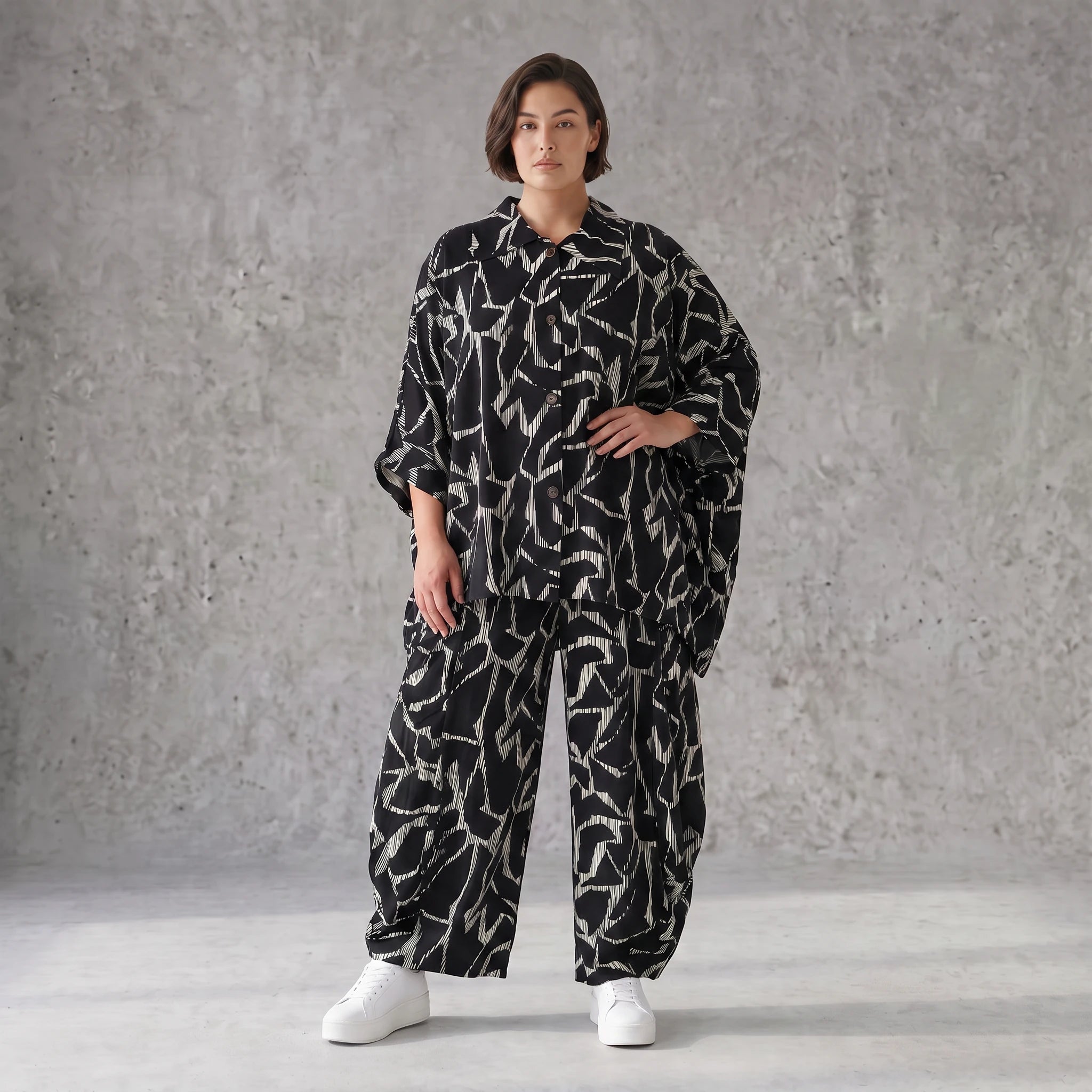 Jacke in Schwarzweiss mit Grafikmuster aus Popeline gerundetem Schnitt und Dreiviertelarm