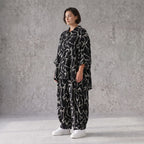 Jacke in Schwarzweiss mit Grafikmuster aus Popeline gerundetem Schnitt und Dreiviertelarm