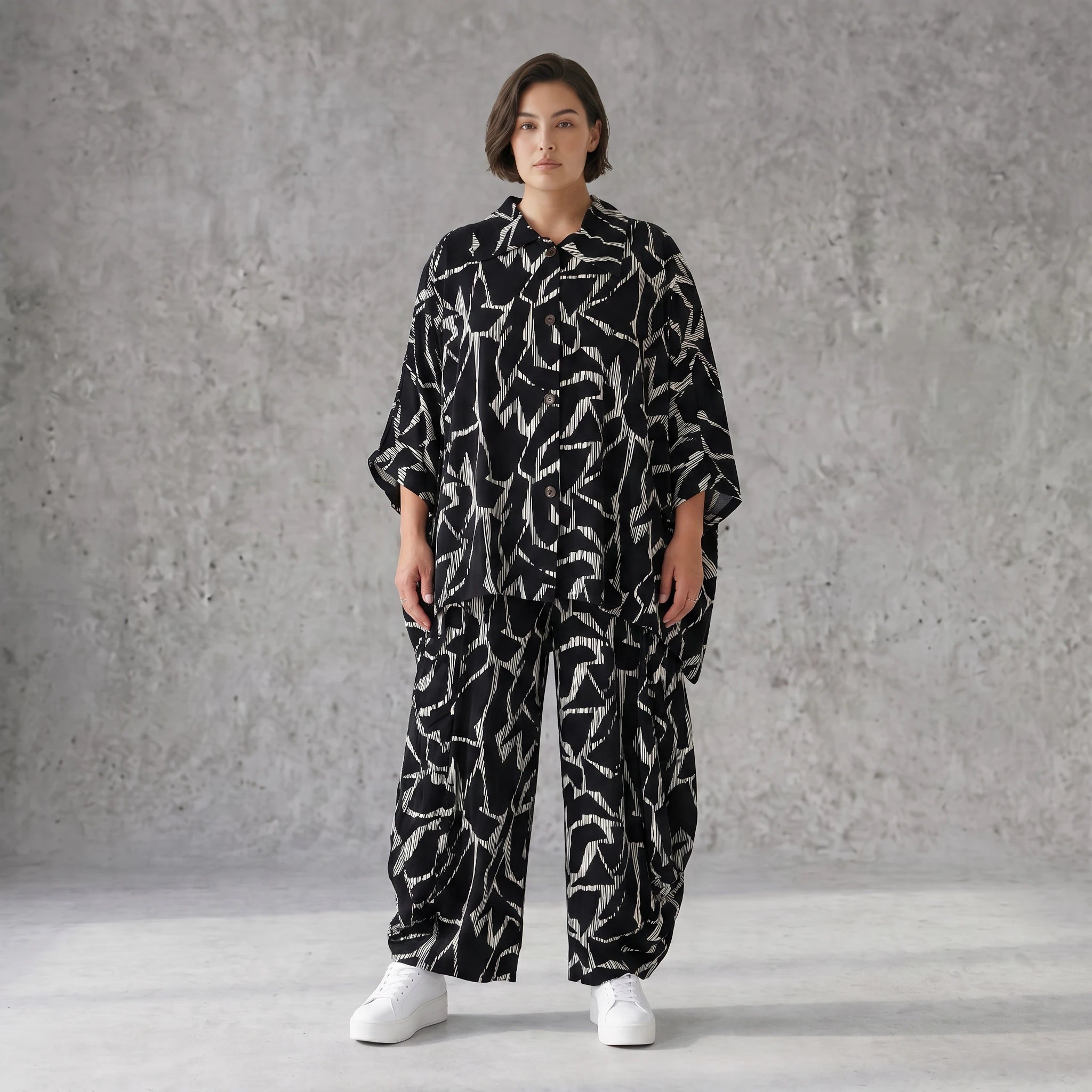 Jacke in Schwarzweiss mit Grafikmuster aus Popeline gerundetem Schnitt und Dreiviertelarm
