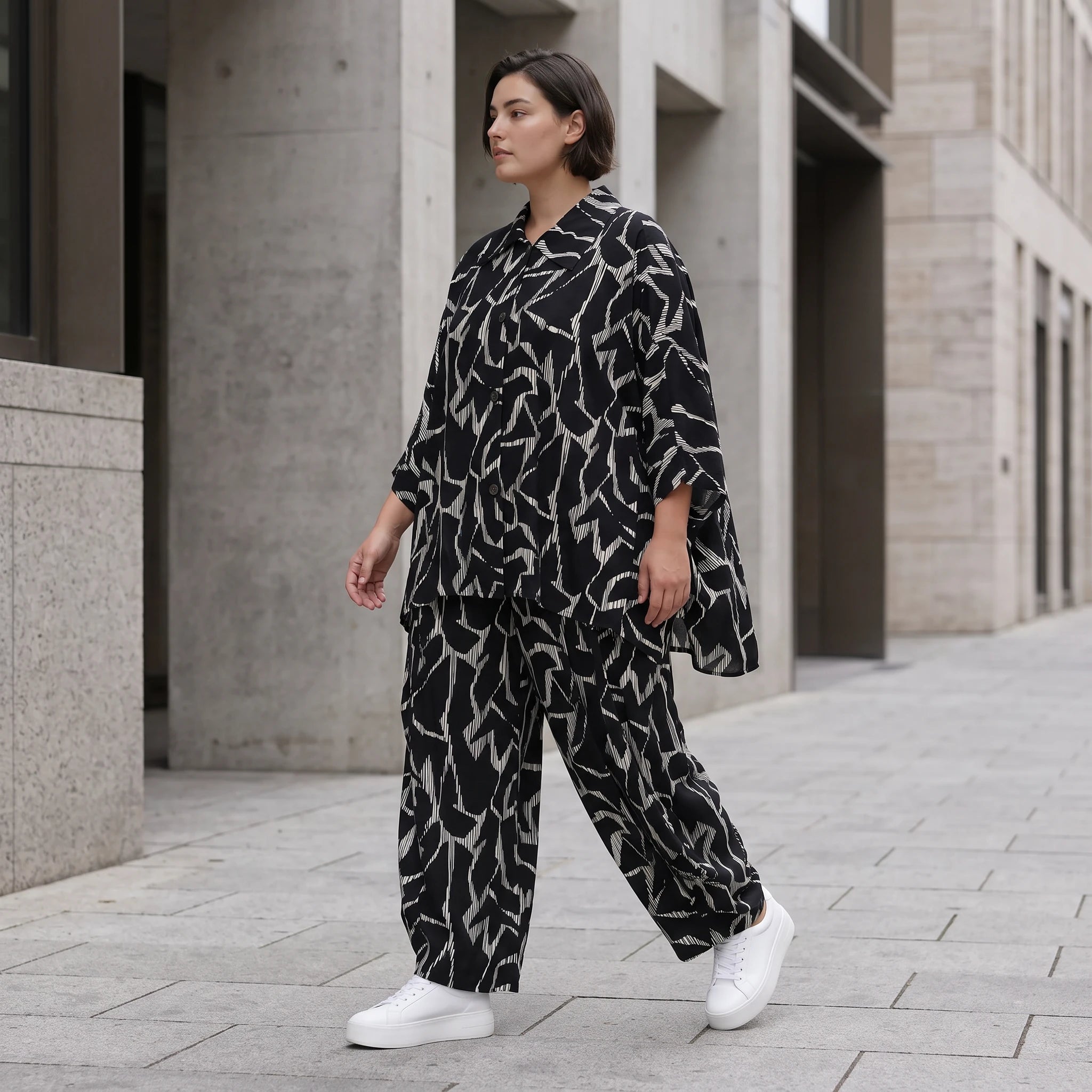 Jacke in Schwarzweiss mit Grafikmuster aus Popeline gerundetem Schnitt und Dreiviertelarm
