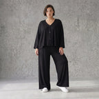 Schwarze Viskosehose mit Stretch und weitem geradem Schnitt Elastikbund Seitentaschen