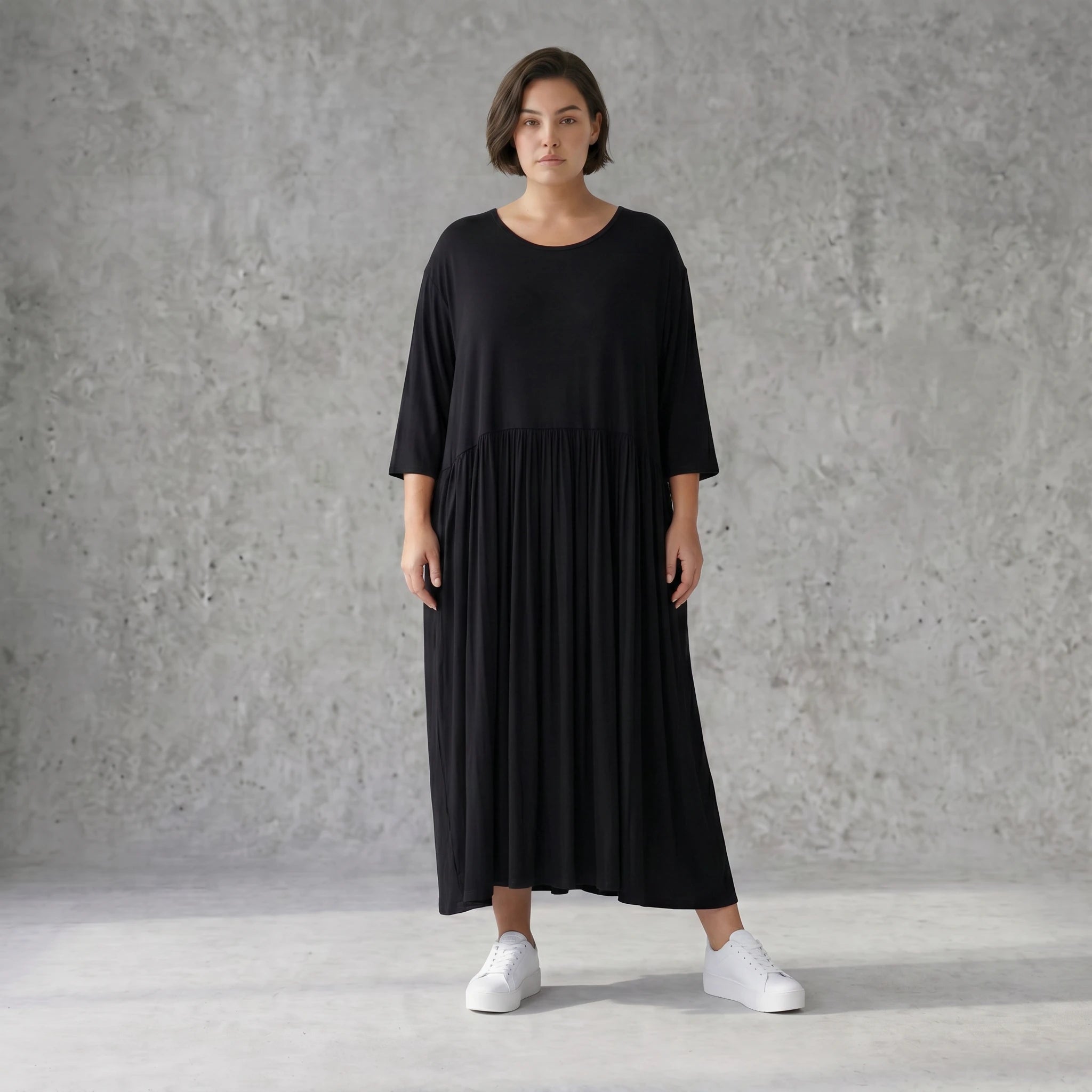Schwarzes Ballonkleid aus Jersey mit Stretch Rundhalsausschnitt und Seitennahttaschen